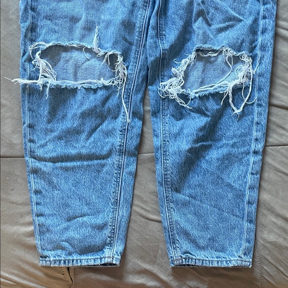 American Eagle Outfitters Distressed Relaxed Mom Jean - Picture 3 of 9